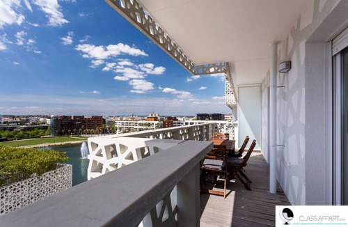 Port Marianne Apartment | View of Bassin Port Marianne: parking + terrace ☀