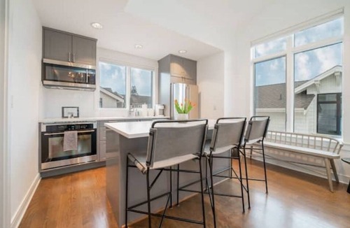 Market House | View! Stylish, light-filled & super comfortable.