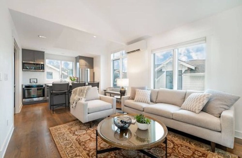 Market House | View! Stylish, light-filled & super comfortable.