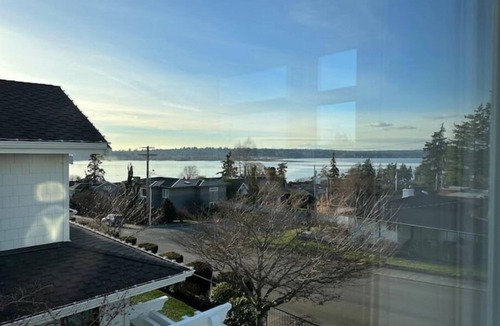 Market House | View! Stylish, light-filled & super comfortable.