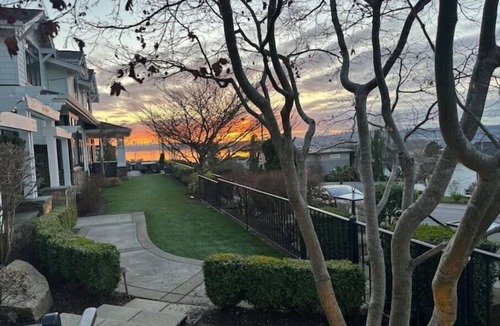 Market House | View! Stylish, light-filled & super comfortable.