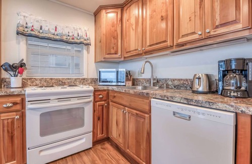 Roads End House | View the King tides & whales from this oceanfront home. Open Jan 3 until Jan 6.