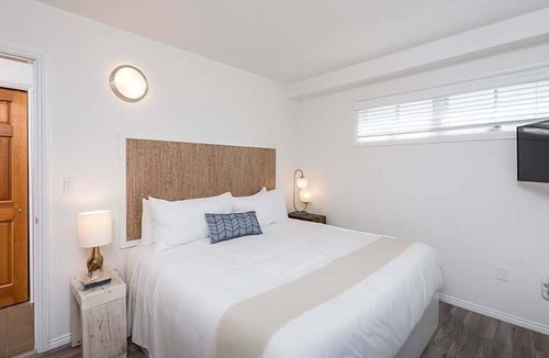 York Beach House | ViewPoint - 1BR Balcony Garden Suite 105