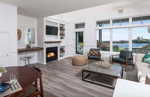 York Beach House | ViewPoint - 1BR Open Loft Suite 102