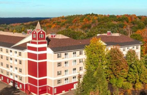 Pittsfield Condo | 🌞Views! 2mi2Ski+Dtw! Great 1BR OpenLR/DR/Kit! FP,HPool,Htub,Gym,PetsOk,EVchg🌞!
