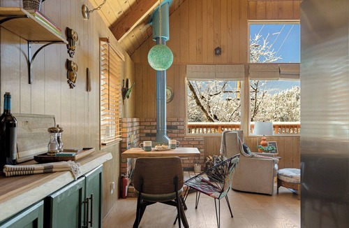 Crest Park Cabin | Views, Fully Fenced, BBQ, Spacious Deck