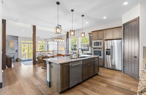 Baldy Mountain House | Views|Hot Tub| Luxury|Free Bus Route