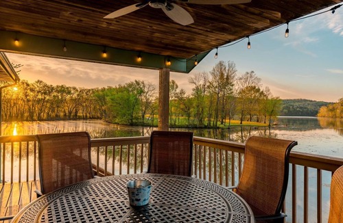 Branson Cabin | Views! Lakefront Hot Tub, Kayaks, Firepit, & Pool! Disc Golf, Park, & Playground