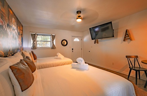 Canyon Lake Cabin | Views, Lux 2, Full Beds Suite, Pets OK AT Ramp 1