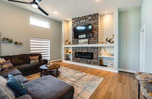 Crofton House | Views of Lewis & Clark Lake - Modern Apt w/Deck