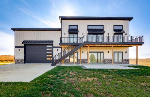 Crofton House | Views of Lewis & Clark Lake - Modern Apt w/Deck