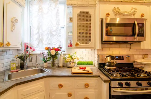 Union City Apartment | Views of NYC Unique Decor 10 mins to NYC
