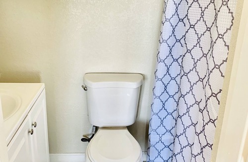 East Foothills Apartment | Views on a Hill.