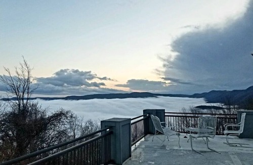 Woolwine House | Views, Vibes & Starry Skies! 4 BR/2 BA Dog Friendly Mountaintop Experience!