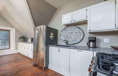 Westside North Apartment | ★ Views ★ Walk to Downtown ★ Lux King Bed ★ WIFI ★