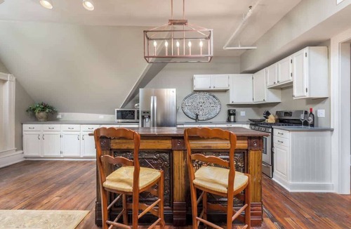 Westside North Apartment | ★ Views ★ Walk to Downtown ★ Lux King Bed ★ WIFI ★