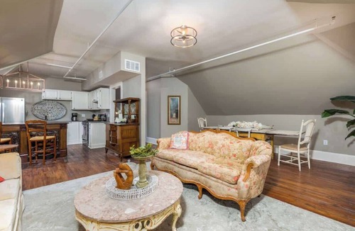 Westside North Apartment | ★ Views ★ Walk to Downtown ★ Lux King Bed ★ WIFI ★
