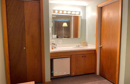 Eastham Hotel | Viking Shores Motor Inn