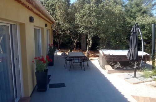 Sainte-Anastasie-sur-Issole Villa | Villa with trees, pool and spa