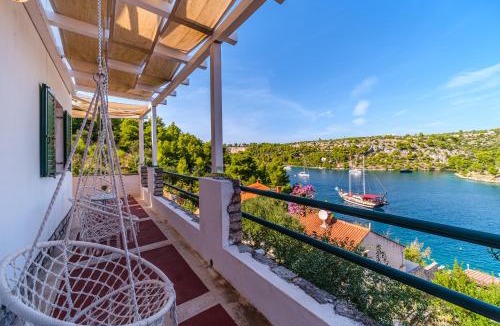 Cove Makarac (Milna) Apartment | Vila Tudor