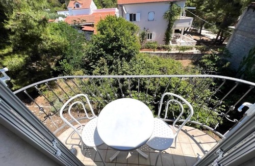 Sumartin Apartment | Vila Vera Seafront Apartment with Balcony