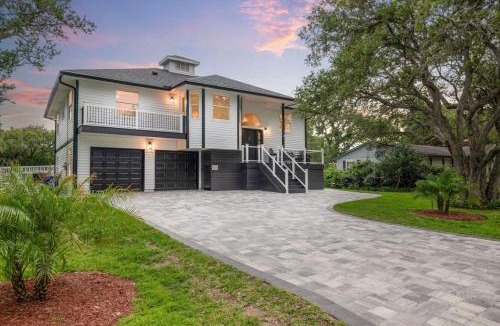 Vilano Beach House | Vilano Rose Sleeps 24 Heated Pool, Beach, EPIC Game Room, Golf, Pets, Hot Tub, Fire Pit, Hammock