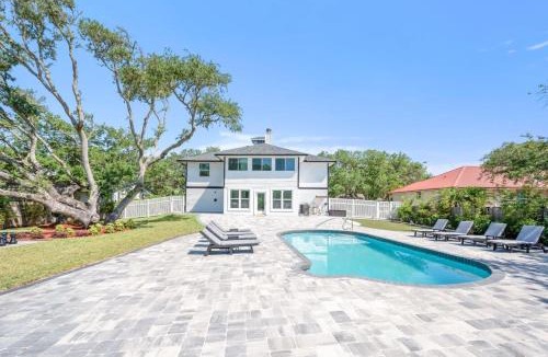 Vilano Beach House | Vilano Rose Sleeps 24 Heated Pool, Beach, EPIC Game Room, Golf, Pets, Hot Tub, Fire Pit, Hammock