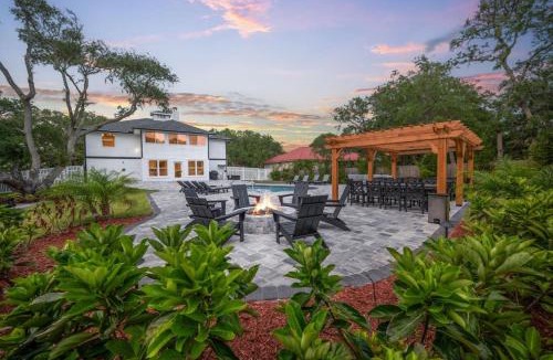 Vilano Beach House | Vilano Rose Sleeps 24 Heated Pool, Beach, EPIC Game Room, Golf, Pets, Hot Tub, Fire Pit, Hammock