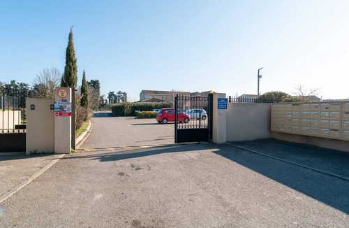 Saint-Saturnin-les-Avignon Villa | Villa 'Location En Provence' with Private Pool, Wi-Fi and Air Conditioning
