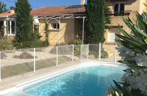 Saint-Saturnin-les-Avignon Villa | Villa Spacieuse Avec Piscine Privée Dans Joli Village Provençal