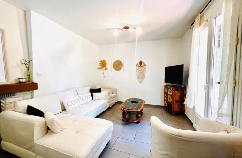Trebes Villa | Villa 110m2, 7 pers, Jacuzzi , 3 chambres, terrain clos et arboré 2500m2