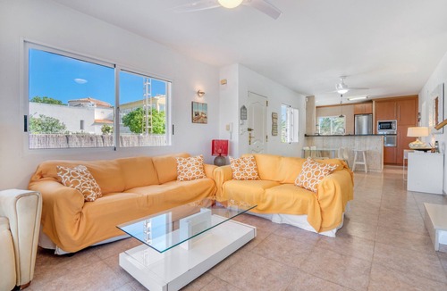 Les Deveses Villa | Villa 1ª Linea Cudei close to the Beach with Pool & Wi-Fi
