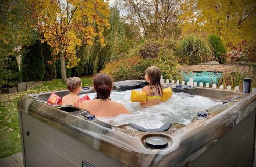 Laval-sur-Vologne Villa | Villa 200m2 avec PISCINE chauffée & SPA & sauna & kota-grill