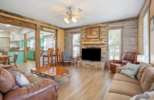 Mound Villa | Villa 30 mins to Waco - Private Pool, Hot Tub, Gym and Fire Ring