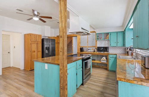 Mound Villa | Villa 30 mins to Waco - Private Pool, Hot Tub, Gym and Fire Ring
