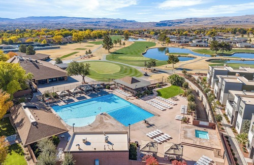 Bloomington Condo | Villa #33 at Bloomington Country Club: Pool, Golf, Restaurant