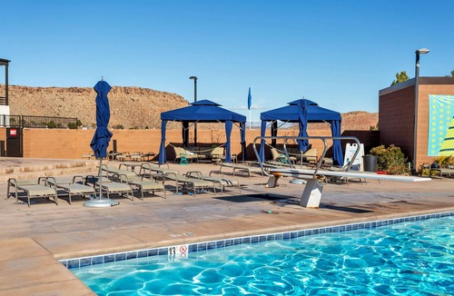 Bloomington Condo | Villa 4 -Luxury Villa with Pool View