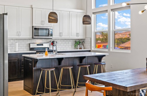 Bloomington Condo | Villa 6 Luxury Top Level!, Pool and Hot Tub