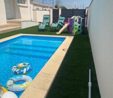 Piolenc Villa | villa 8 personnes clim, piscine, parking