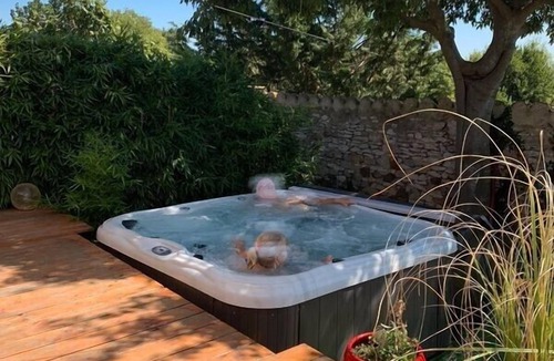 La Bruguiere Villa | Villa Aïna: Charme, Piscine, Jacuzzi