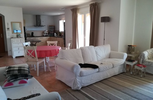 Caunes-Minervois Villa | VILLA AIIR-CONDITIONED/SWIMMING POOL/GARDEN/4 BEDR./2 BATHS/8BEDS/BOXWIFI