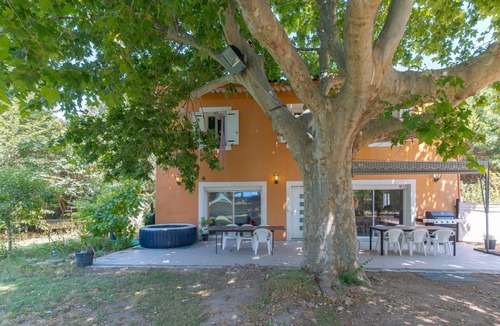 Grand Sud Villa | Villa 'Aix En Provence' with Private Terrace, Wi-Fi and Air Conditioning