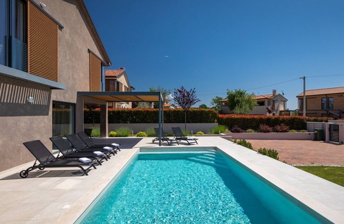 Kadumi Villa | Villa Albona by Villas Guide