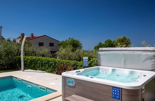 Kadumi Villa | Villa Albona by Villas Guide