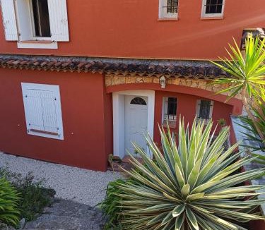 Les Adrets-de-l'Esterel Bed & Breakfast | Villa Alexandra
