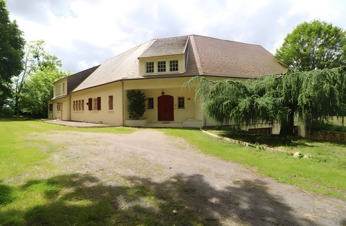 Vierzon House | Villa 'Alhambra' with Private Terrace, Wi-Fi and Air Conditioning