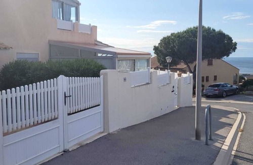 Saint-Pierre-la-Mer Villa | Villa, all mod cons, enclosed with seaside view