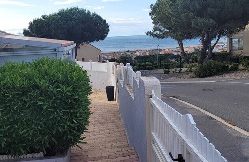 Saint-Pierre-la-Mer Villa | Villa, all mod cons, enclosed with seaside view