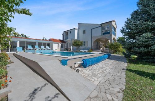 Neoric Villa | Villa Almas