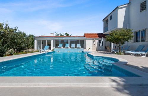 Neoric Villa | Villa Almas